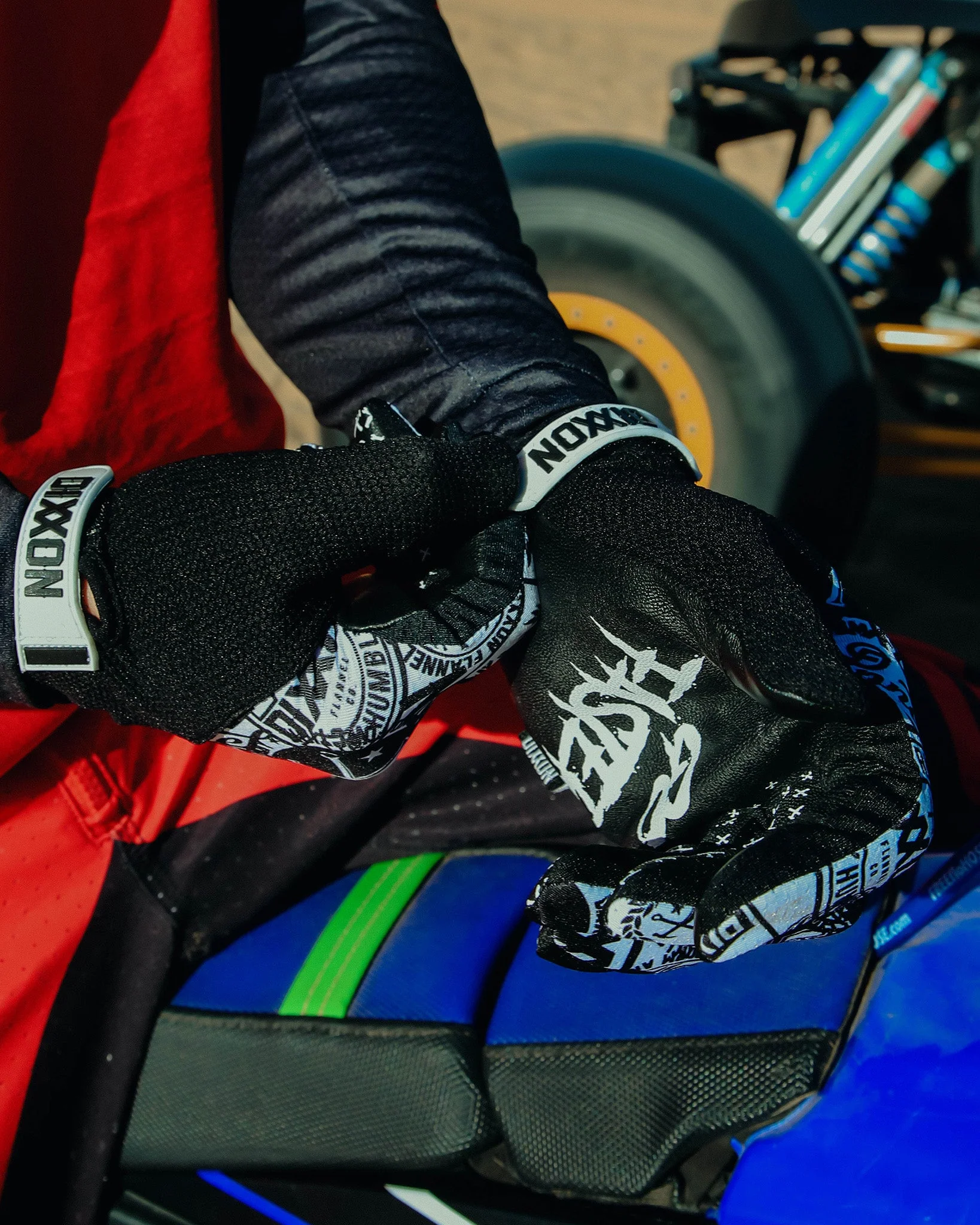 Corpo Overload Moto Gloves - Black & White - Image 3
